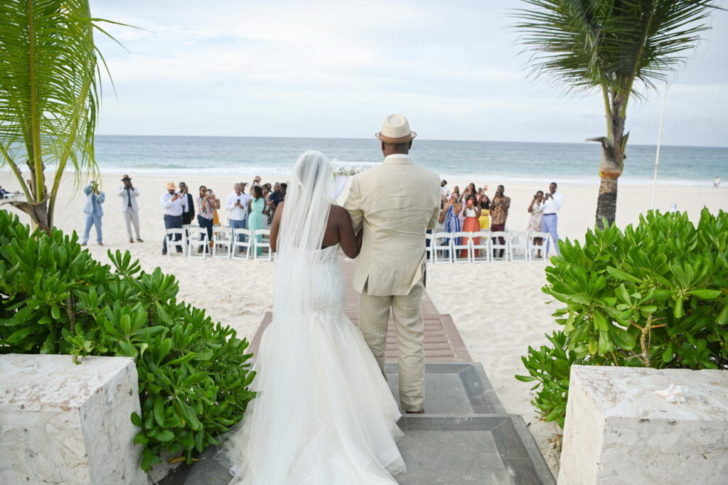 Ipanema Palafitte Bride walking HRPC photo by Photo Cine Art