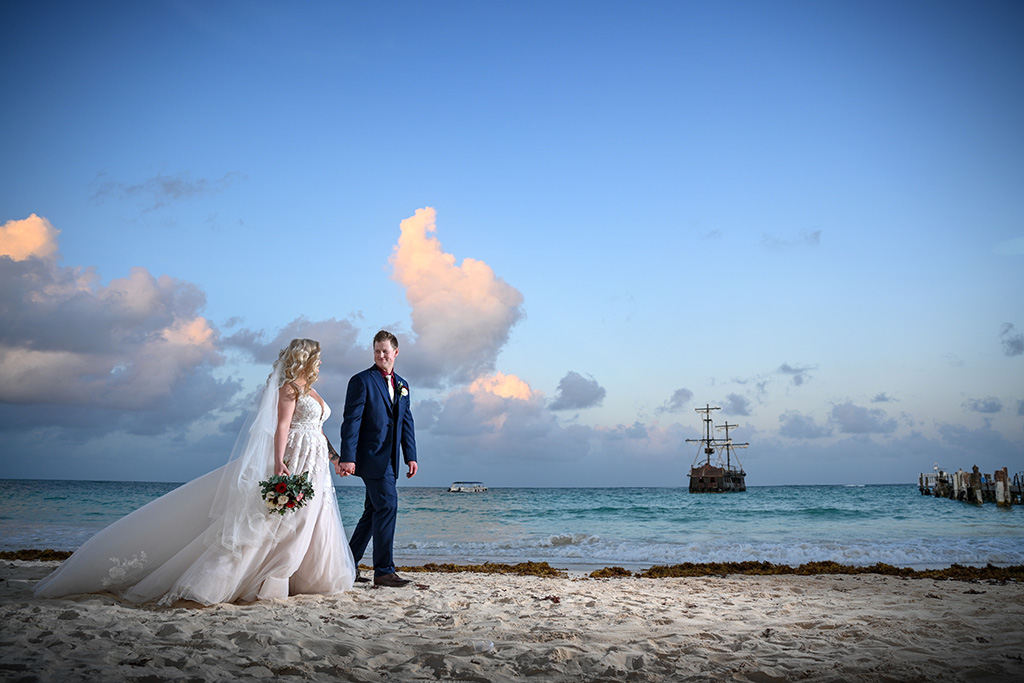 Ballroom with mid length veil by Photo Cine Art