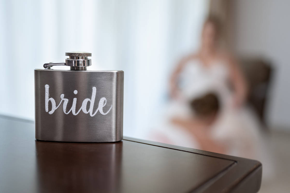 Bride flask by Photo Cine Art