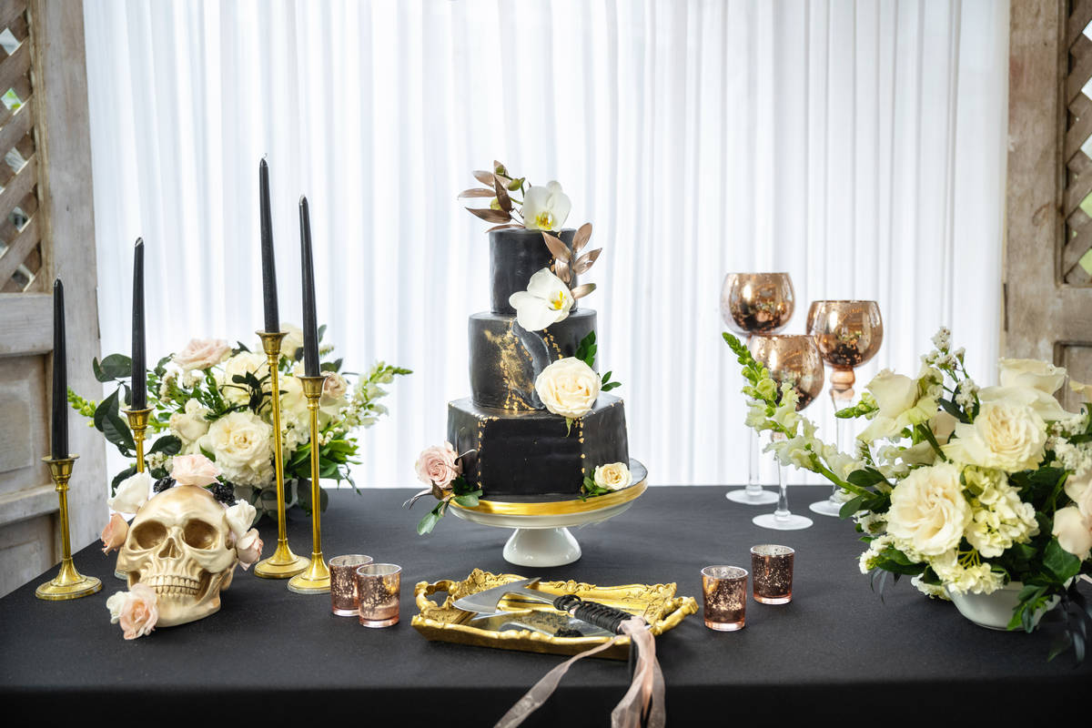 Black wedding cake by Photo Cine Art