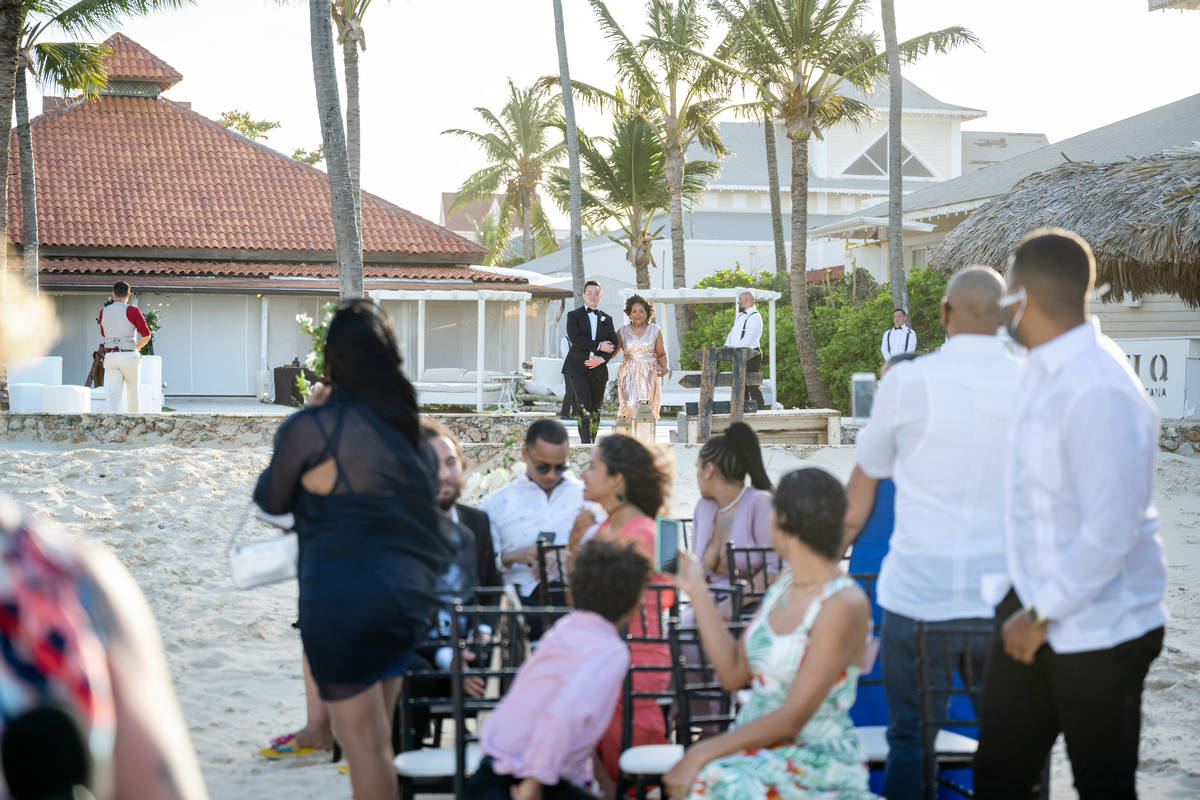 Guests at Kukua wedding by Photo Cine Art