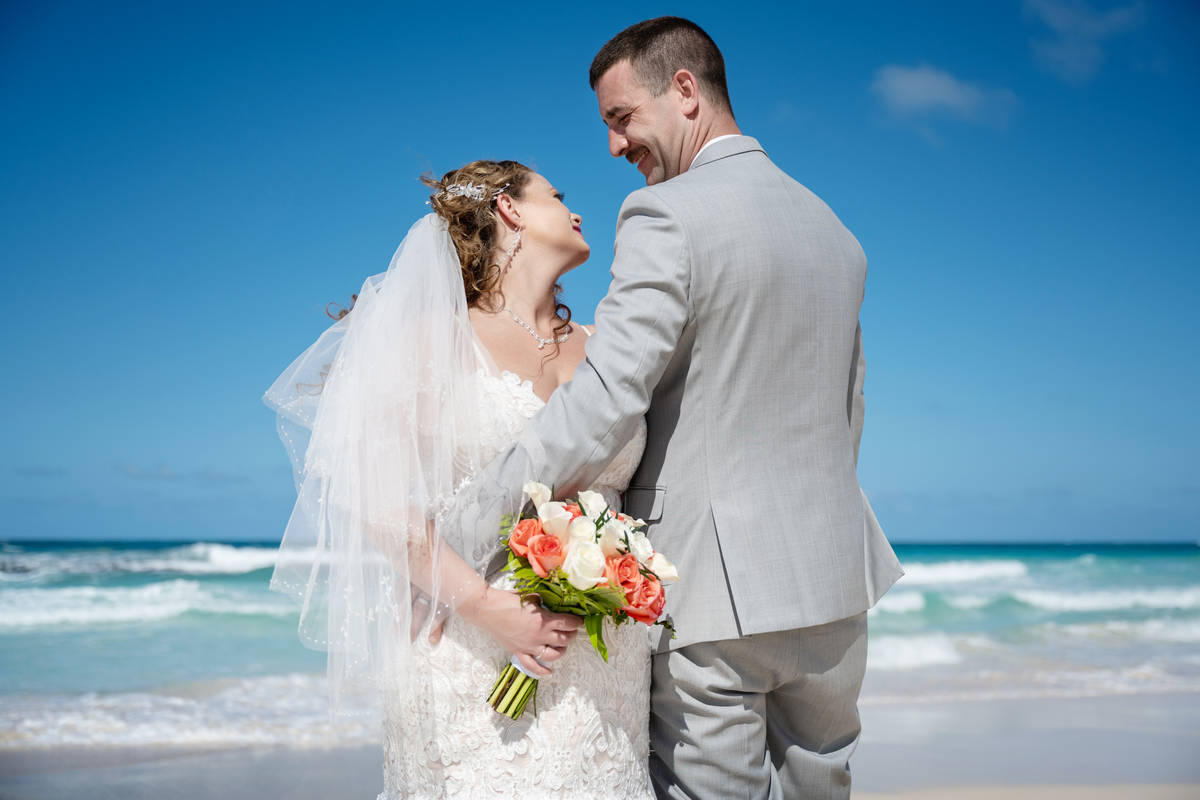 Hard Rock wedding couple by Photo Cine Art