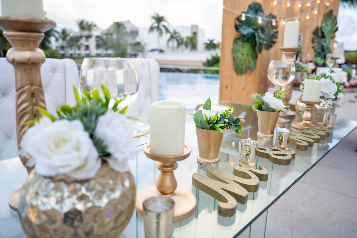 Bride and groom table at Sax pool by Photo Cine Art