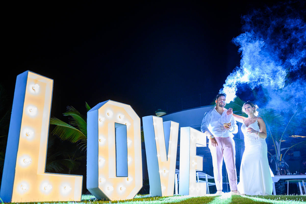 cool bride and groom with love sign photo by photo cine art