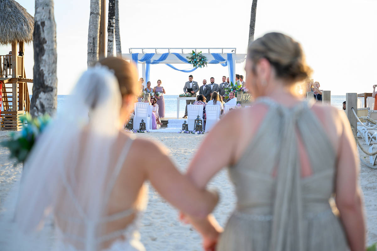 bride walking down the aisle at Dominicus by photo cine art