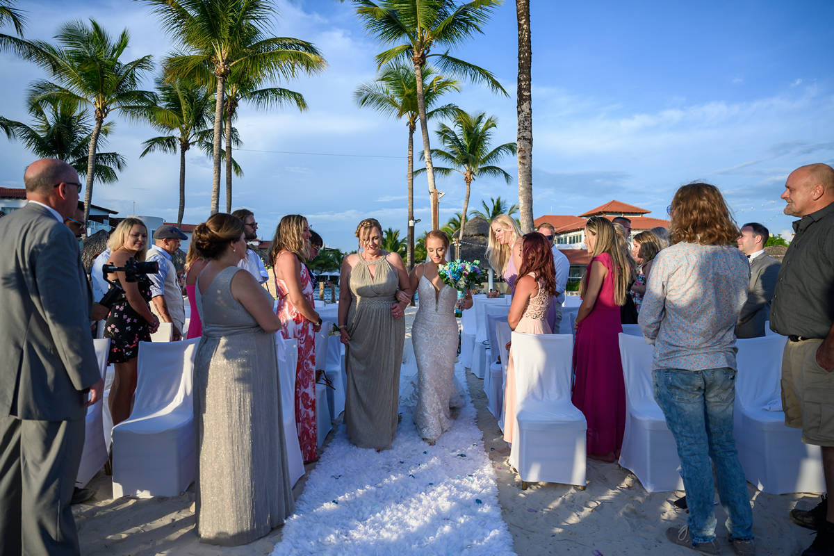 bride at Dominicus ceremony by photo cine art