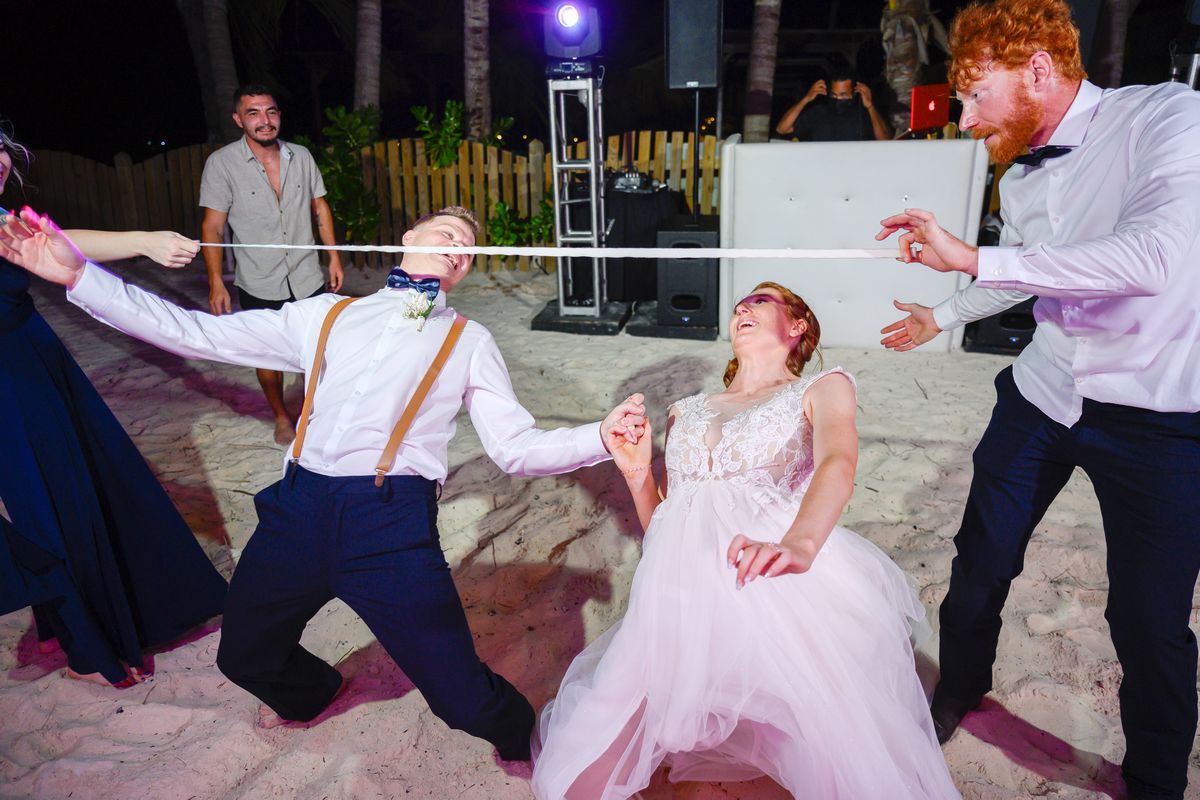 bride and groom beach limbo dance by photo cine art