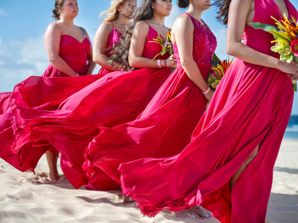 Red bridesmaids beach dresses by Photo Cine Art