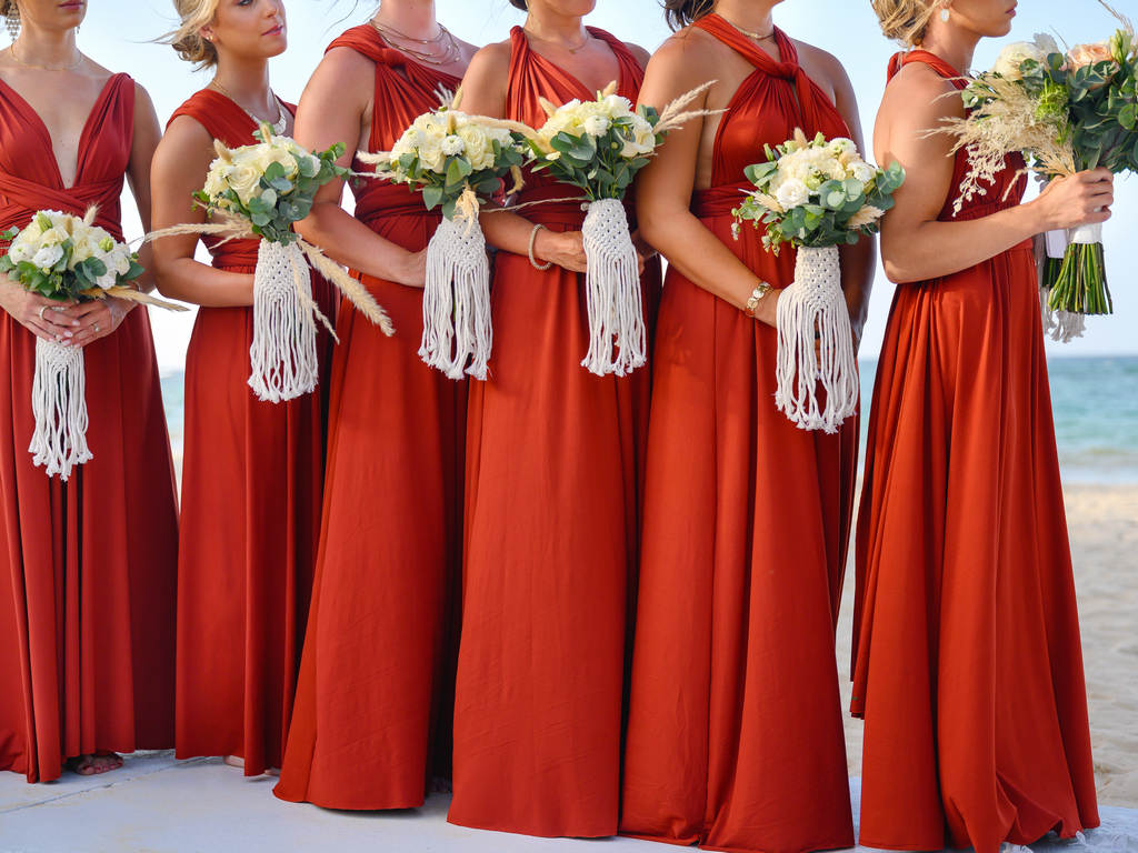 Red bridesmaids dresses with macrame by Photo Cine Art