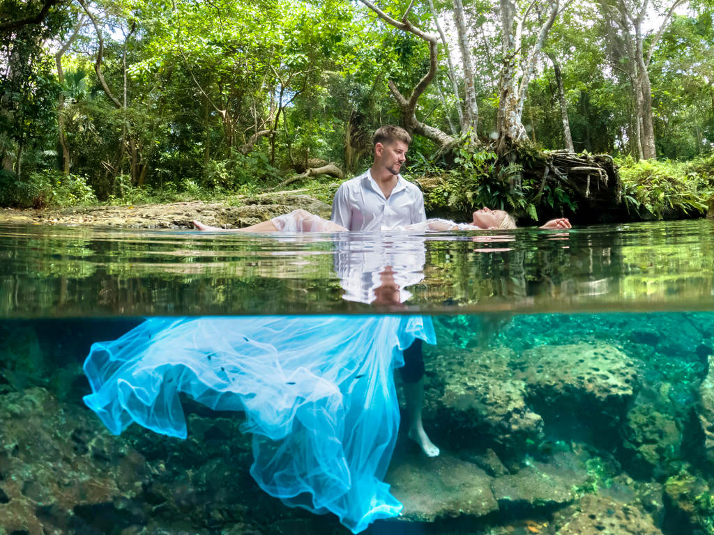 Underwater wedding photo by Photo Cine Art